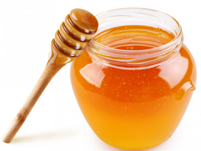 В мази на основе окопника полезно добавлять мед