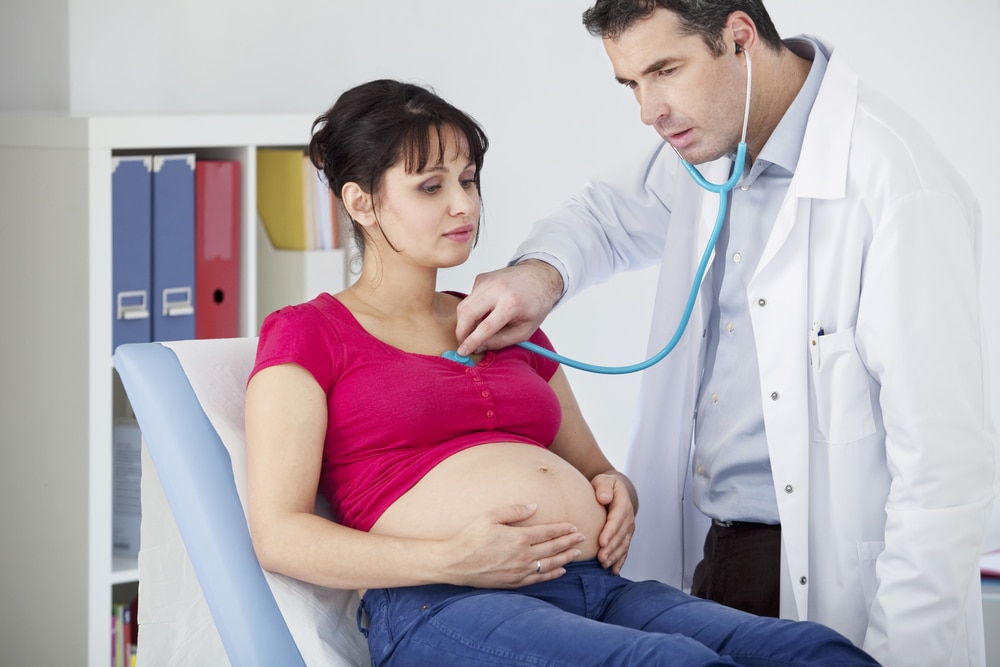 доктор и беременная женщина