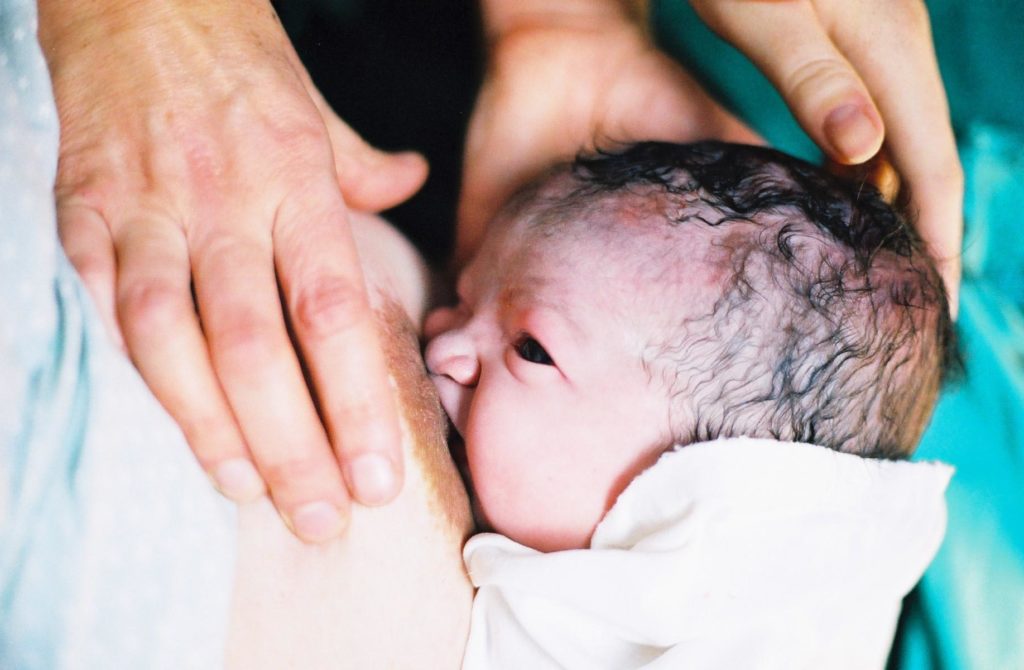 Новорожденного ребенка прикладывают первый раз к груди