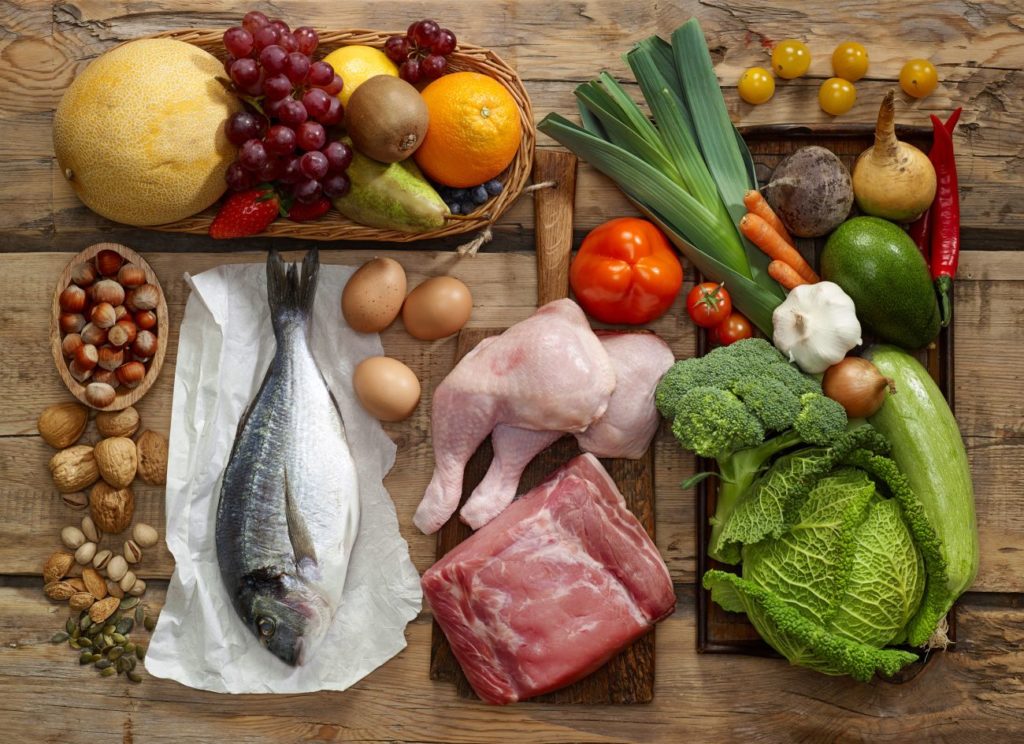  Мясо, рыба, овощи, фрукты лежат на столе