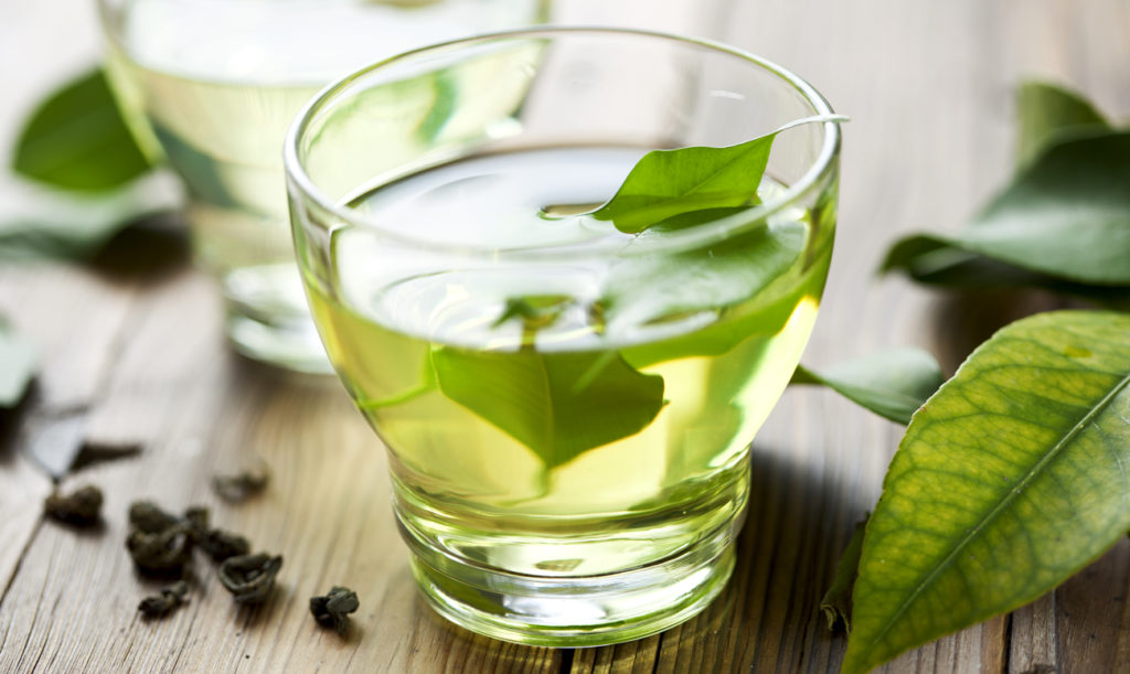 Зеленый чай в стакане