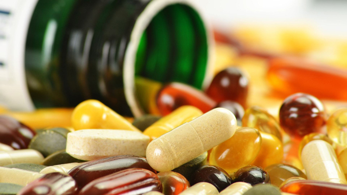 Таблетки - более простой и дешевый способ получения витаминов, но при возможности лучше получать их из свежих фруктов и овощей