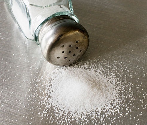 При остеохондрозе нежелательно употреблять много соли