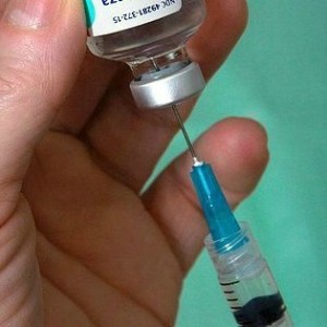 Инъекции вакцины делаются в разные места тела сменными шприцами