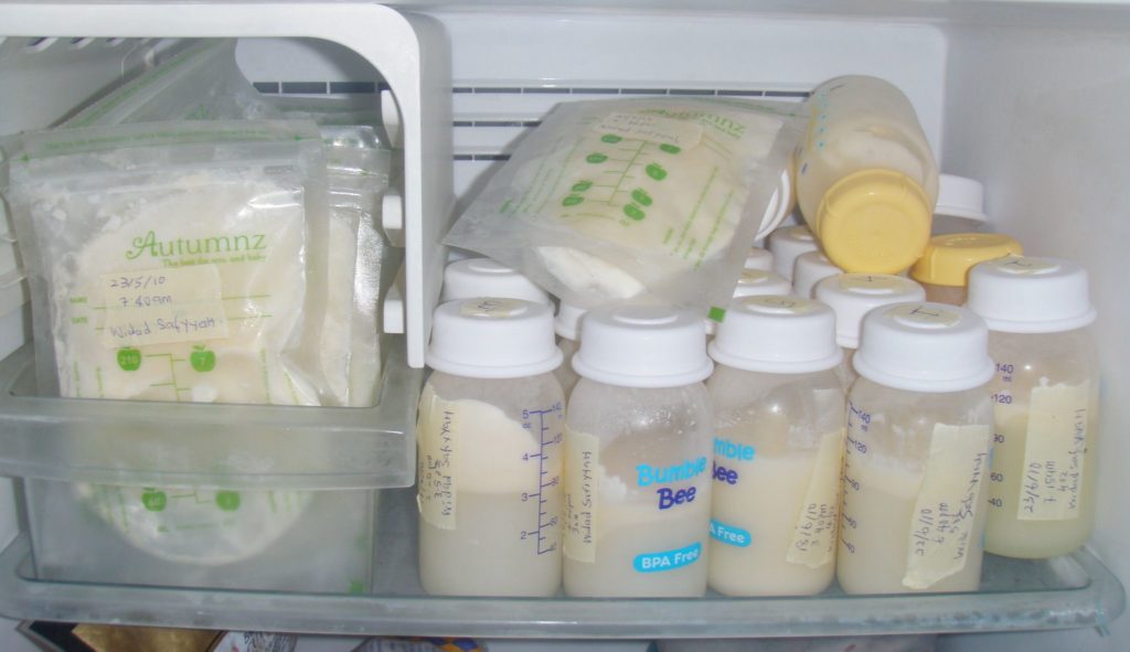 Сцеженное грудное молоко в пакетах, бутылках в холодильнике