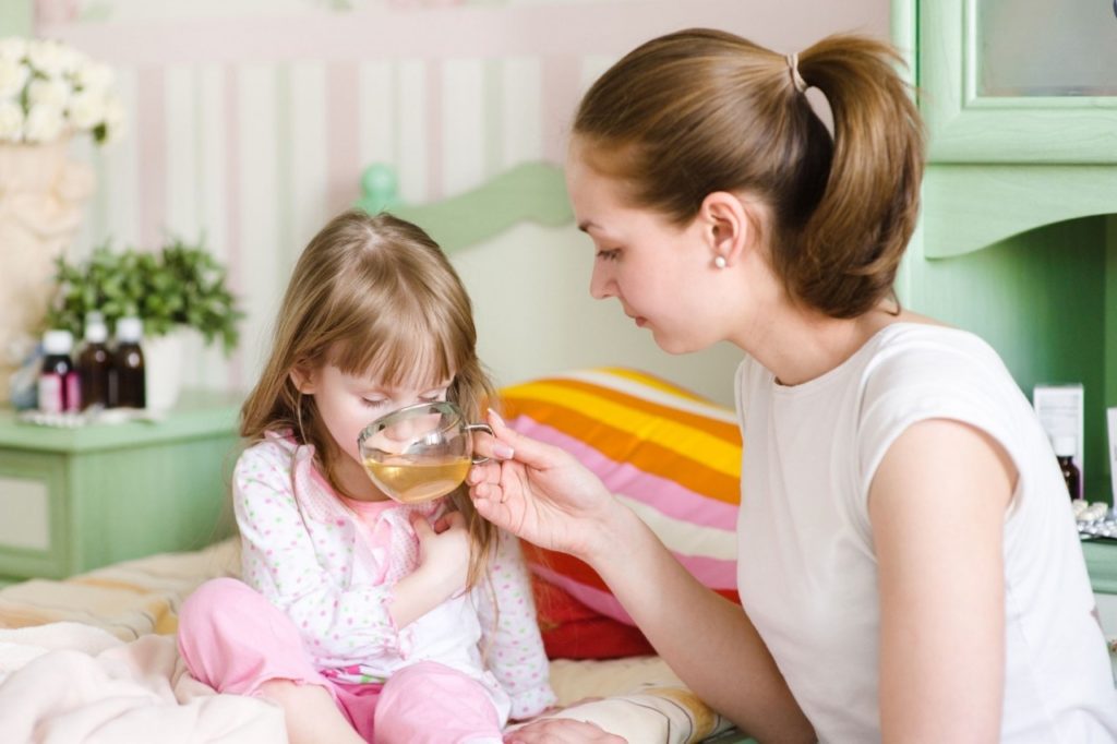 При двусторонней пневмонии детям рекомендовано обильное питье