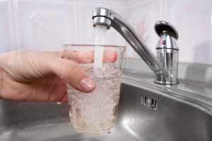 чтобы избежать заболевания необходимо отказаться от употребления сырой воды