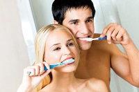 Девушка и парень чистят зубы