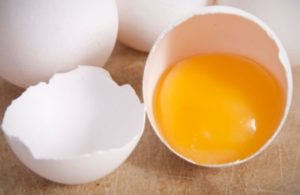 больному полезно употреблять яичные желтки с минеральной водой без газа
