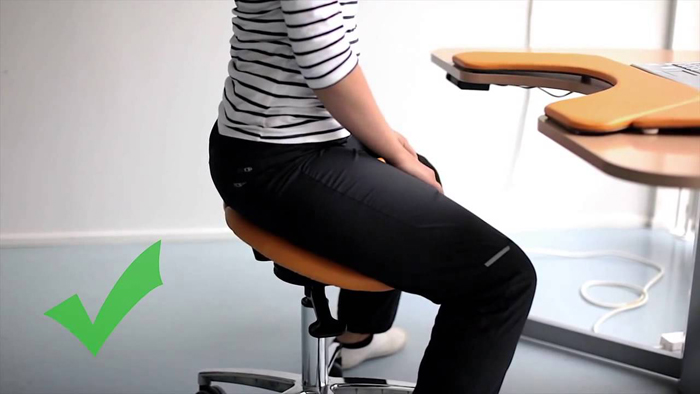 Стул-седло обеспечивает правильное положение спины