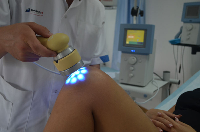 Современный аппарат для проведения лазеротерапии по всей площади колена