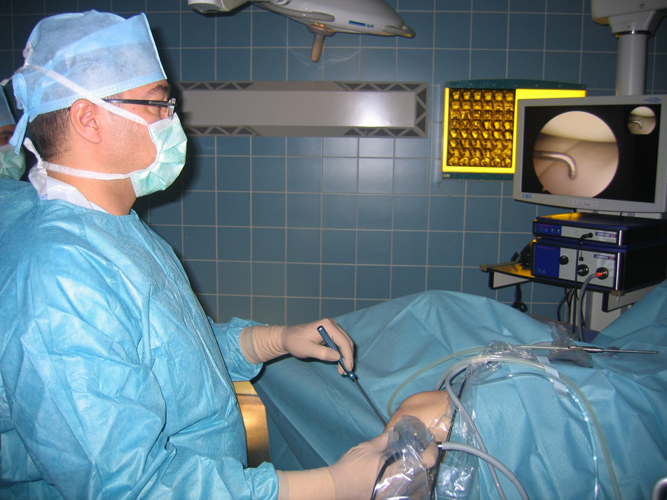 Процедура контролируется на всех этапах проведения с помощью эндоскопии