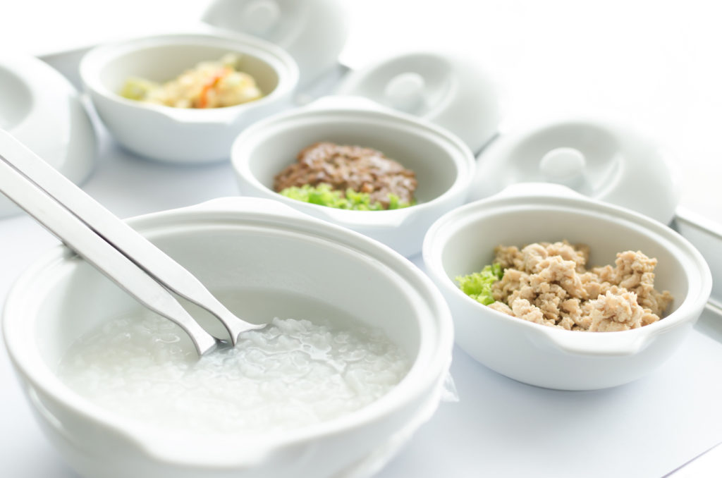 Тарелка с рисовым супом на белом фоне