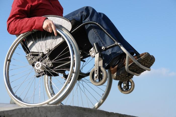 Многим больным с 3-4 степенью сколиоза требуется инвалидная коляска