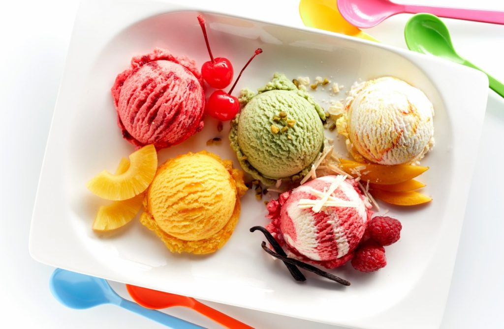 Разноцветное мороженое на тарелке