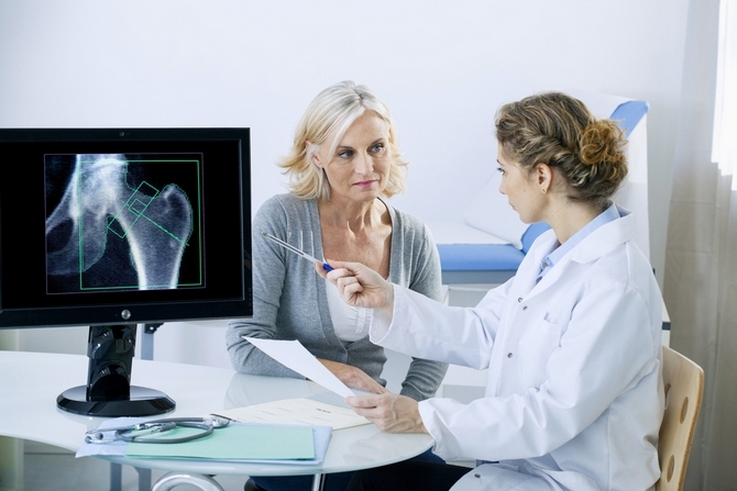 Для диагностики остеопороза нужно обязательно пройти денситометрию